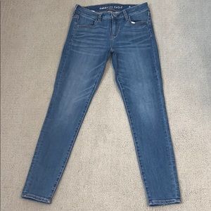 women’s size 4 American Eagle dark wash jeans.